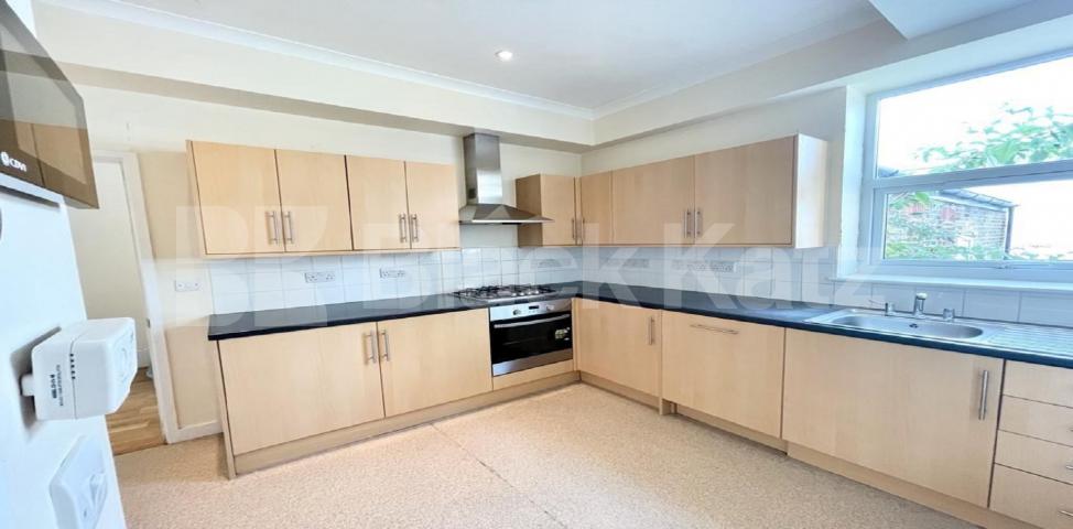 			LET, 3 Bedroom, 3 bath, 1 reception Apartment			 High Street North, East Ham